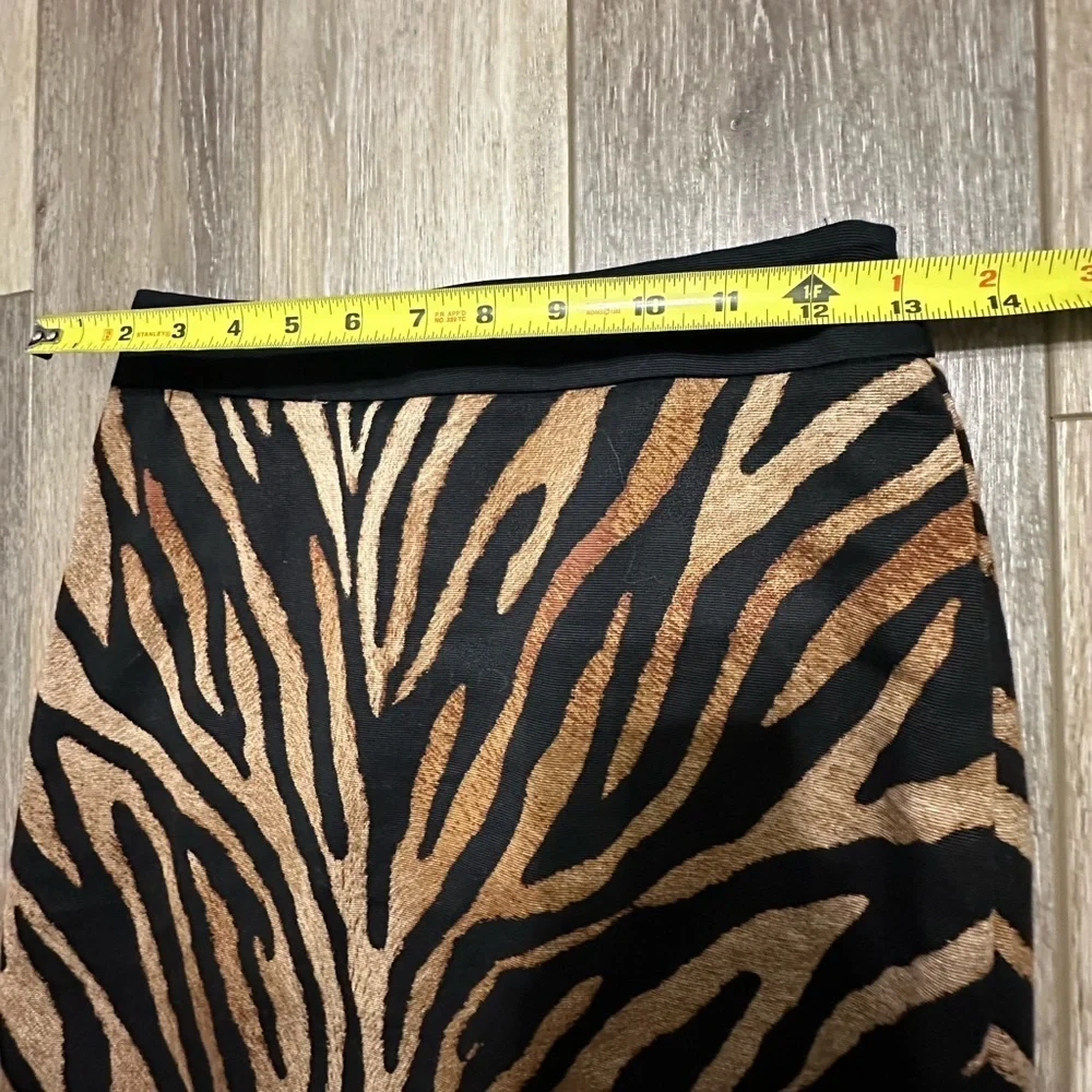 🛍️ White H Black M animal print skirt size O measurements posted.excellent.